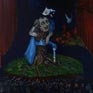 Estrade de théâtre avec un homme en costume d’arbre, fantôme bleu et le drapeau d’écologie